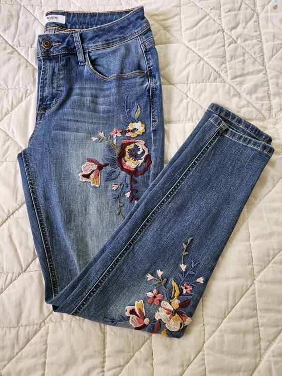 Kensie Denim - Kensie Distressed Med Rise Skinny Jeans w/ Floral Embroidery - Size 6/28
